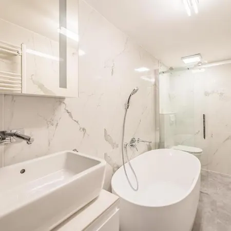 Main Avenue 2 Bdr, 2bthr, Ac, Free Garage Apartamento