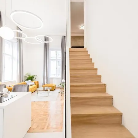 Main Avenue 2 Bdr, 2bthr, Ac, Free Garage * Budapest