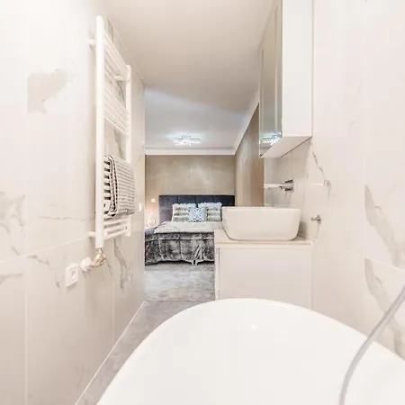 Main Avenue 2 Bdr, 2bthr, Ac, Free Garage Apartamento